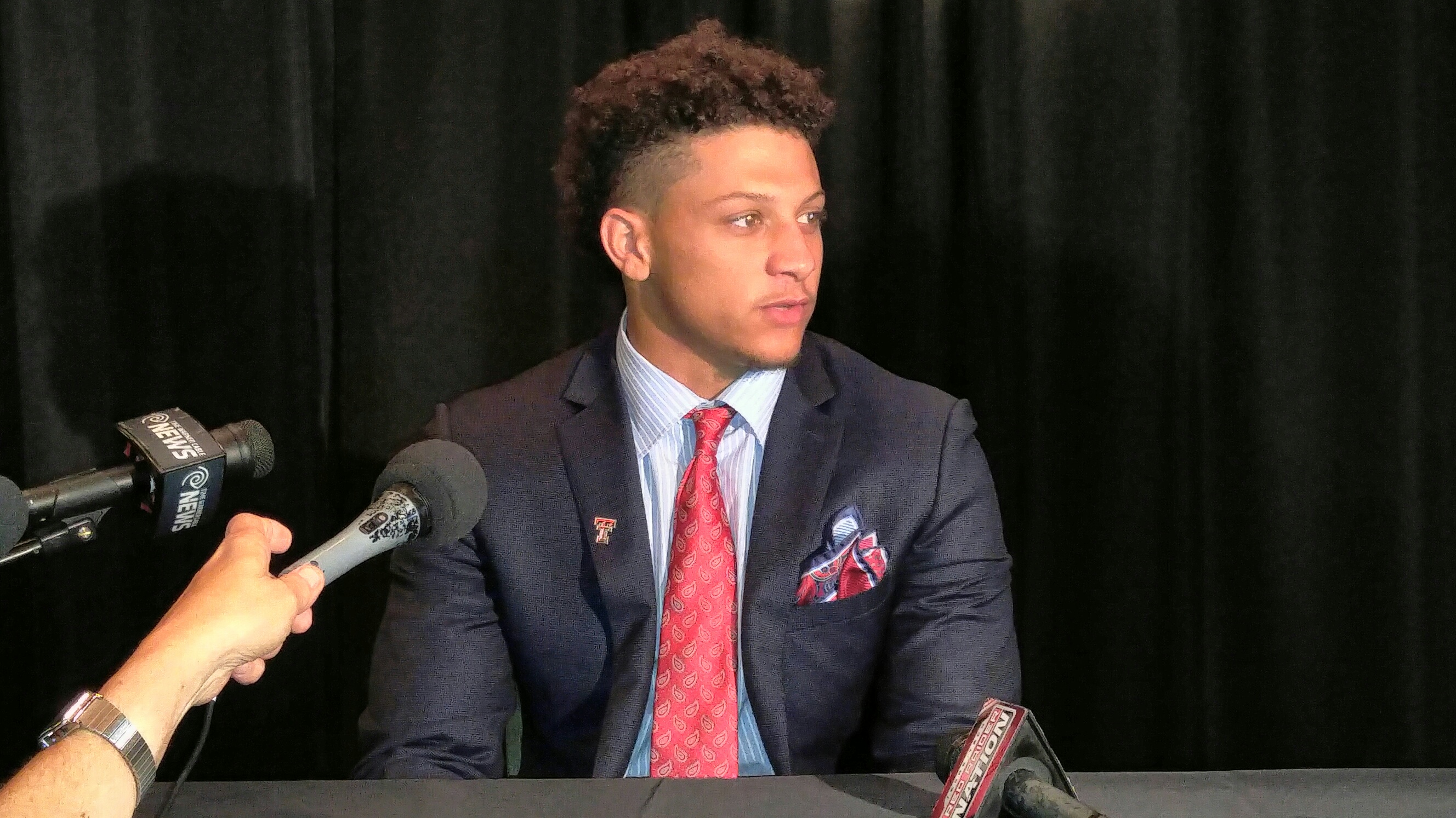 mahomes media desk